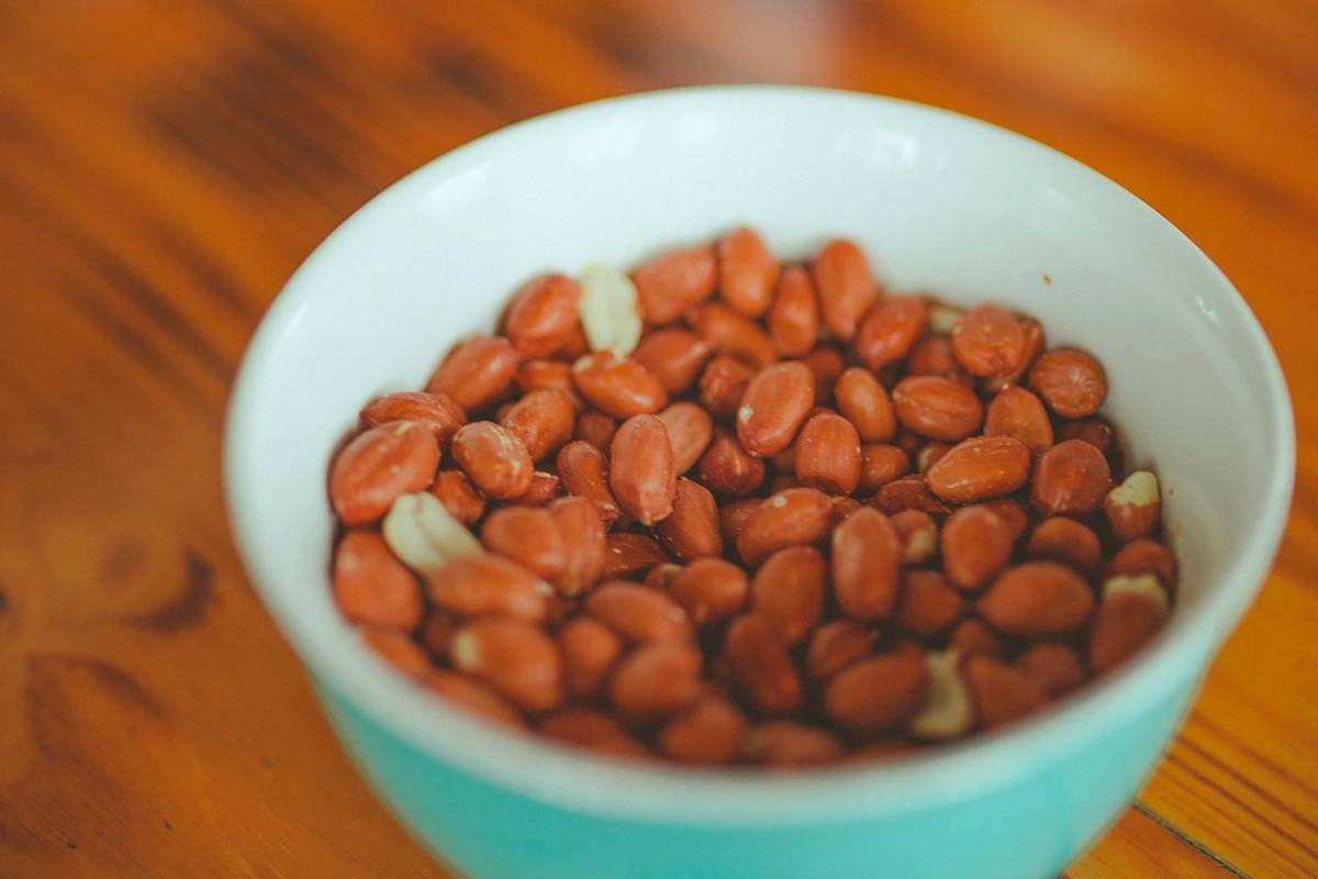 ilustrasi kacang tanah dengan kulit (pexels.com/Lucas Pezeta)